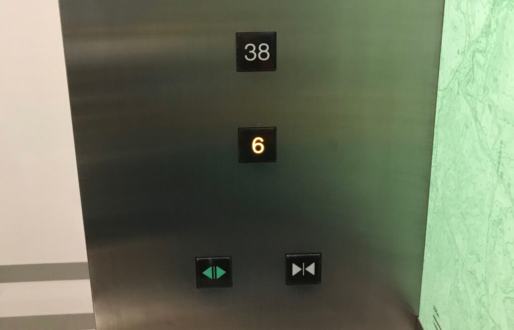 T38屋上に向かうエレベーターの中